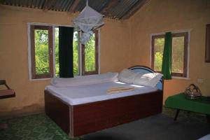 Ένα ή περισσότερα κρεβάτια σε δωμάτιο στο Bardia Wildlife Resort