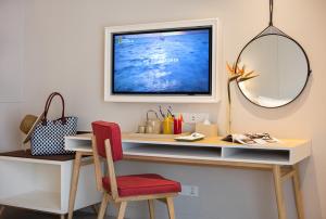 TV a/nebo společenská místnost v ubytování Maison De Camille Boutique Hotel