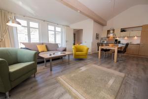 sala de estar con sofá y mesa en Villa Seerose - Apt 21 Seepferdchen, en Ostseebad Sellin