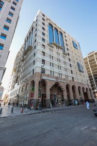 un gran edificio en la esquina de una calle en Rawdhat Al Mukhtara Hotel, en Medina