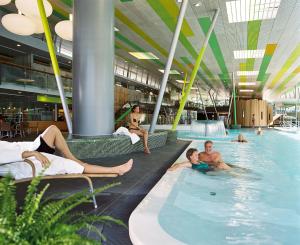 eine Gruppe von Personen, die in einem Schwimmbad liegen in der Unterkunft Spreewald Thermenhotel - Spreewald Therme GmbH in Burg