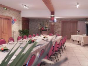 a conference room with a long table and chairs at Hôtel - Restaurant Au Tonnelier in Bergues