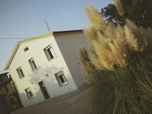 Galeriebild der Unterkunft The White Building - [ROOMS] in Costermano sul Garda