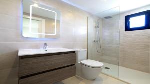 ein Badezimmer mit Toilette, Waschbecken und Dusche in der Unterkunft Luxury Penthouse Apartment in San Pedro del Pinatar + 20 Fotos