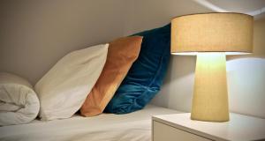 Cama ou camas em um quarto em ApartHostel Warszawa