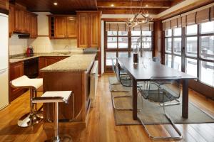 una cocina con mesa y sillas. en Val de Ruda Luxe 34 by FeelFree Rentals, en Baqueira Beret