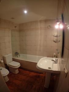 Koupelna v ubytování Hostal Santiago + 32 fotografií
