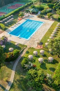 an overhead view of a swimming pool with umbrellas and chairs at Hotel Fabricia in Portoferraio