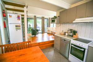 A kitchen or kitchenette at Allambie Cottages - Villa 3