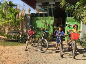 Катание на велосипеде по территории Eco-Home Siem Reap Homestay или окрестностям