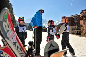 プラプテルにあるVillage Vacances Les Ramayesの雪の中に立つ子どもたち