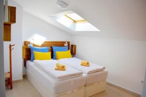 - une chambre avec un lit doté d'oreillers jaunes et bleus dans l'établissement Casa Al Sur Apartments, à Malaga