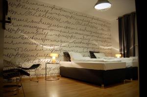 Cama ou camas em um quarto em ApartHostel Warszawa