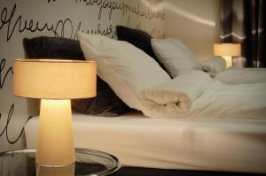 Cama ou camas em um quarto em ApartHostel Warszawa