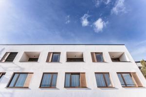 - un bâtiment blanc avec des fenêtres sur le côté dans l'établissement Felsen8, à Heidenheim an der Brenz