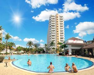 芭達雅南區的住宿－塔萊景緻1B假期公寓，一群人在度假村的游泳池里