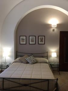 - une chambre avec un lit, 2 tables et 2 lampes dans l'établissement B&B Macrina, à Noto
