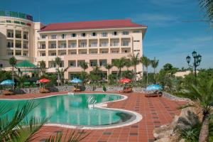 - Vistas al complejo desde la piscina en DLGL - Dung Quat Hotel, en Binh Thanh