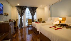 Postel nebo postele na pokoji v ubytování Huong Sen Annex Hotel + 37 fotografií