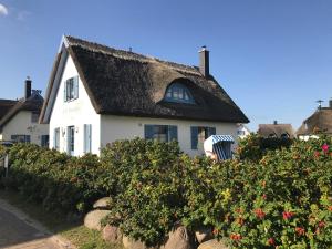 グロヴェにあるFerienhaus Insel Ruegen Ostsee Reethaus am Meerの茅葺き屋根の白い家
