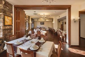 Restoran või mõni muu söögikoht majutusasutuses Hotel Gino Wellness Rabath