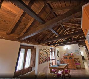 sala de estar con techo de madera y mesa en Casa Catedral - terraza privada con vistas en el corazón de Toledo, en Toledo