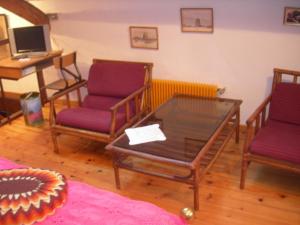 a living room with three chairs and a coffee table at La Fermette de la Vache Rousse in Rosult