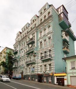 キーウにあるHome-Hotel Apartments-Mykhailivskaの通り側の大きな建物
