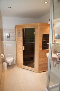 Ванная комната в Ferienhaus Insel Rügen Strandhaus Bernstein Sauna Whirlpool