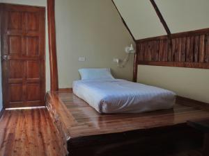 Postel nebo postele na pokoji v ubytování Baan Maka Nature Lodge