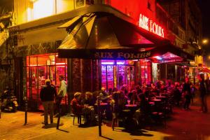 a crowd of people are gathered at a restaurant at Hotel Scarlett in Paris