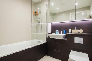 Un baño con inodoro, lavabo y ducha. en Elegant 1 bed flat with balcony in Islington, en Londres 14 fotos más