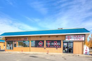 una tienda frente a una tienda de rocas con techo azul en Howard Johnson by Wyndham Fort St. John, en Fort Saint John