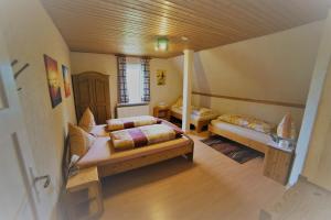 1 Schlafzimmer mit 2 Betten in einem Zimmer in der Unterkunft Haus Sonnenberg in Willingen