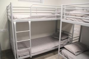 Poschodová posteľ alebo postele v izbe v ubytovaní Albergue Logroño Centro