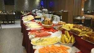 uma linha de buffet com muitos tipos diferentes de alimentos em Hotel Atlântico Rio no Rio de Janeiro