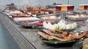 Teodoro SampaioOnix Inn Hotel的自助餐桌上摆满了各种不同类型的食物 更多10张照片