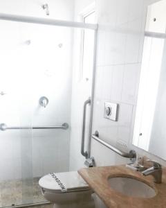 uma casa de banho com um WC, um lavatório e um chuveiro em Onix Inn Hotel em Teodoro Sampaio