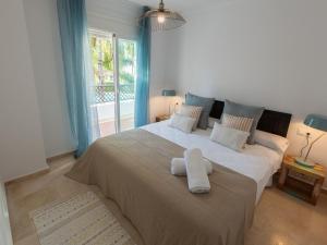 Postel nebo postele na pokoji v ubytování VACATION MARBELLA I Contemporary Central Apartment, Swimming-pool, 24-7 Security, a minute from the Marina, The Sea and Luxury Shopping