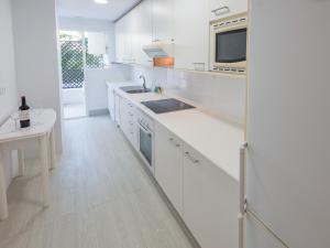 Kuchyň nebo kuchyňský kout v ubytování VACATION MARBELLA I Contemporary Central Apartment, Swimming-pool, 24-7 Security, a minute from the Marina, The Sea and Luxury Shopping