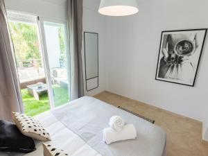 Postel nebo postele na pokoji v ubytování VACATION MARBELLA I Contemporary Central Apartment, Swimming-pool, 24-7 Security, a minute from the Marina, The Sea and Luxury Shopping