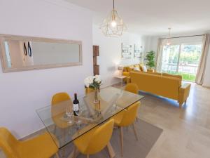 Posezení v ubytování VACATION MARBELLA I Contemporary Central Apartment, Swimming-pool, 24-7 Security, a minute from the Marina, The Sea and Luxury Shopping