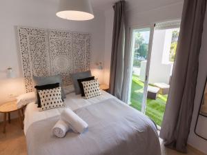 Postel nebo postele na pokoji v ubytování VACATION MARBELLA I Contemporary Central Apartment, Swimming-pool, 24-7 Security, a minute from the Marina, The Sea and Luxury Shopping