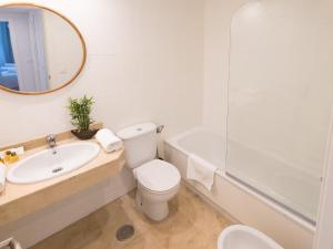 Koupelna v ubytování VACATION MARBELLA I Contemporary Central Apartment, Swimming-pool, 24-7 Security, a minute from the Marina, The Sea and Luxury Shopping