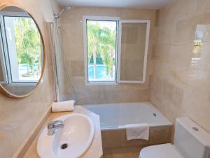 Koupelna v ubytování VACATION MARBELLA I Contemporary Central Apartment, Swimming-pool, 24-7 Security, a minute from the Marina, The Sea and Luxury Shopping