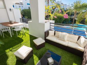 Zahrada ubytování VACATION MARBELLA I Contemporary Central Apartment, Swimming-pool, 24-7 Security, a minute from the Marina, The Sea and Luxury Shopping