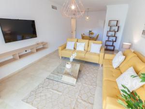 TV a/nebo společenská místnost v ubytování VACATION MARBELLA I Contemporary Central Apartment, Swimming-pool, 24-7 Security, a minute from the Marina, The Sea and Luxury Shopping