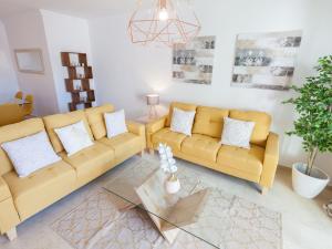 Posezení v ubytování VACATION MARBELLA I Contemporary Central Apartment, Swimming-pool, 24-7 Security, a minute from the Marina, The Sea and Luxury Shopping