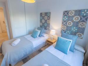 Postel nebo postele na pokoji v ubytování VACATION MARBELLA I Contemporary Central Apartment, Swimming-pool, 24-7 Security, a minute from the Marina, The Sea and Luxury Shopping