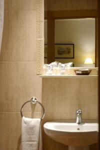y baño con lavabo y espejo. en Hotel Torrezaf, en Torredelcampo